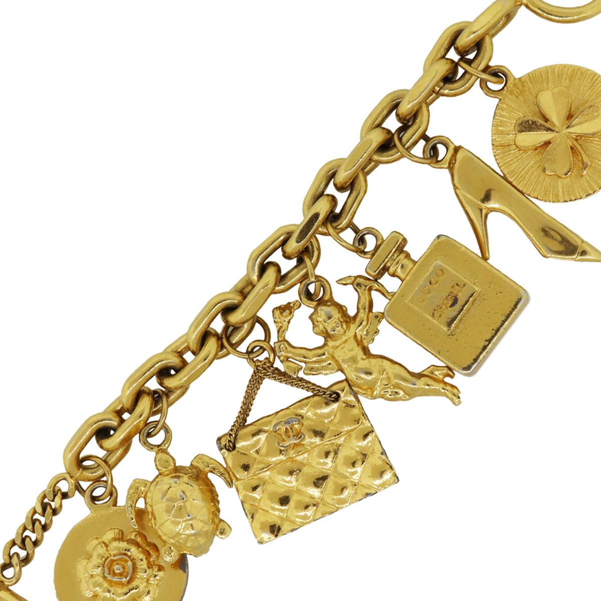 Designer: Chanel
Material: Metal with gold tone hardware
Measurements: Will fit an 8 wrist
Clasp: Toggle
Item Weight: 199.2g (128.1dwt)
Additional Details: Has slight damage gold tone on this bracelet. This item comes with a Diamonds by Raymond Lee