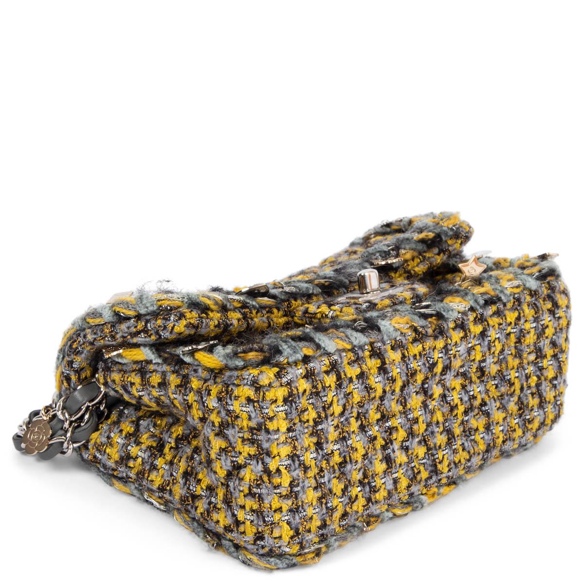 CHANEL - Sac à bandoulière jaune et gris « CHARMS TWEED » à rabat, 2017 Pour femmes en vente