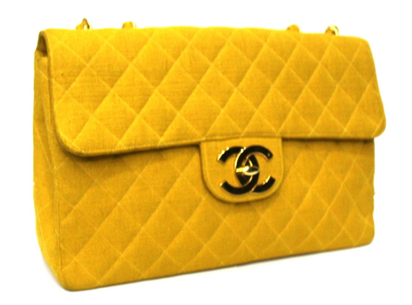 Chanel Maxi Jumbo en jersey jaune ocre avec des détails dorés. 

Fermeture avec grand logo CC:: intérieur très grand. Bandoulière réglable en chaîne et en tissu. 

Pour être un produit des années 90:: il est en excellent état.