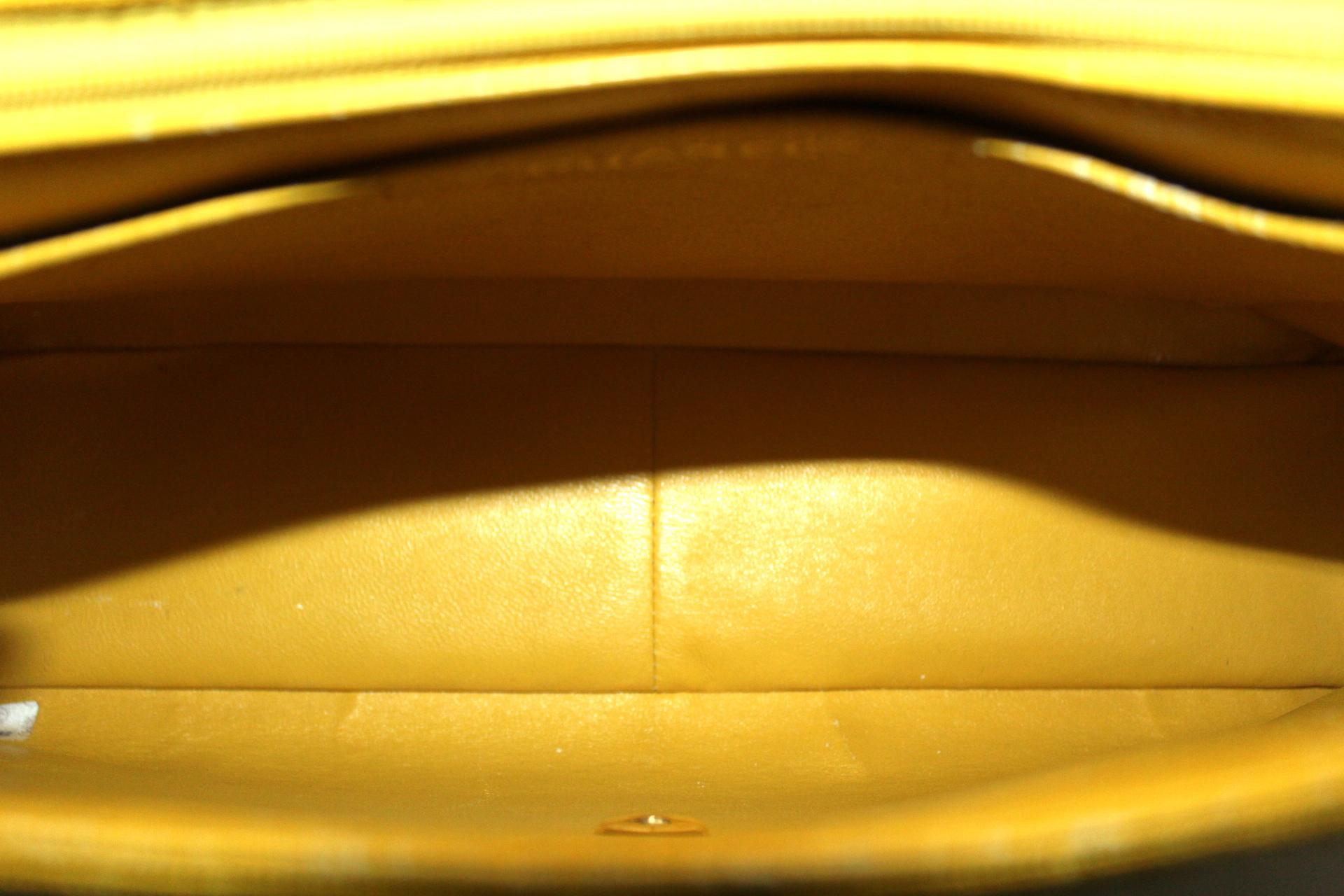 Chanel - Sac Maxi Jumbo en jersey jaune Excellent état à Torre Del Greco, IT