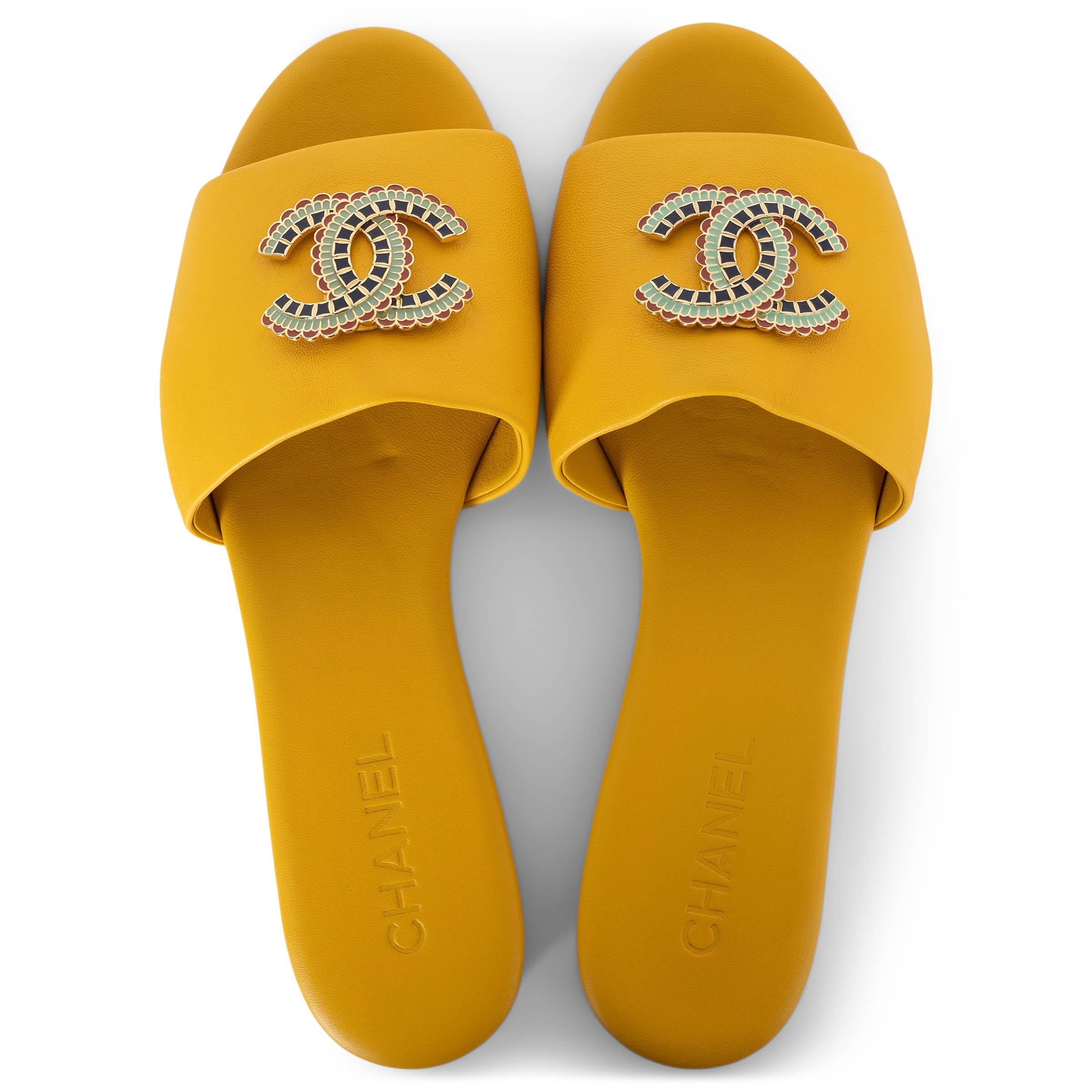 CHANEL yellow leather 19A NEW YORK EMBELLISHED Slide Sandals Shoes 41 fit 40 For Sale 1