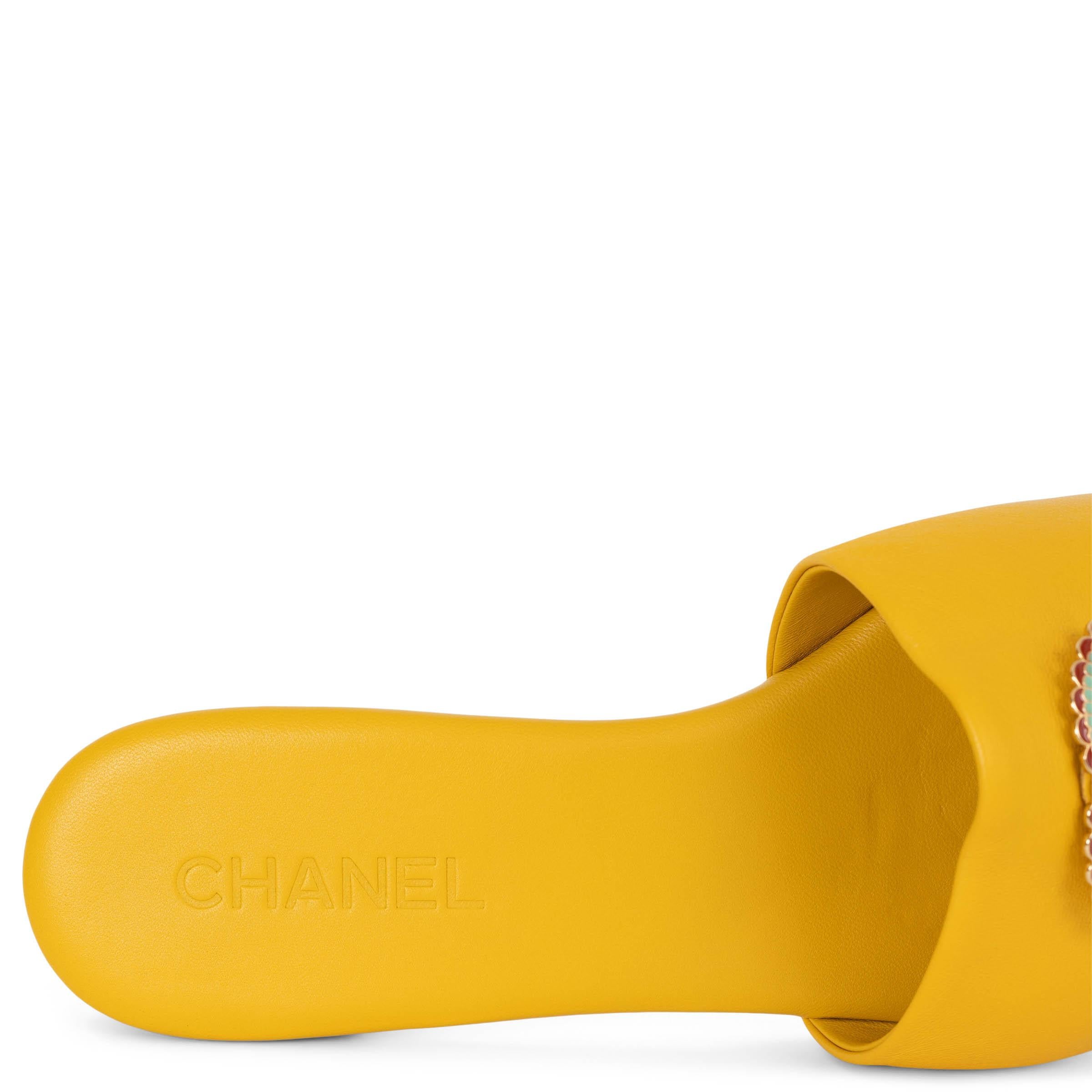 CHANEL yellow leather 19A NEW YORK EMBELLISHED Slide Sandals Shoes 41 fit 40 For Sale 3