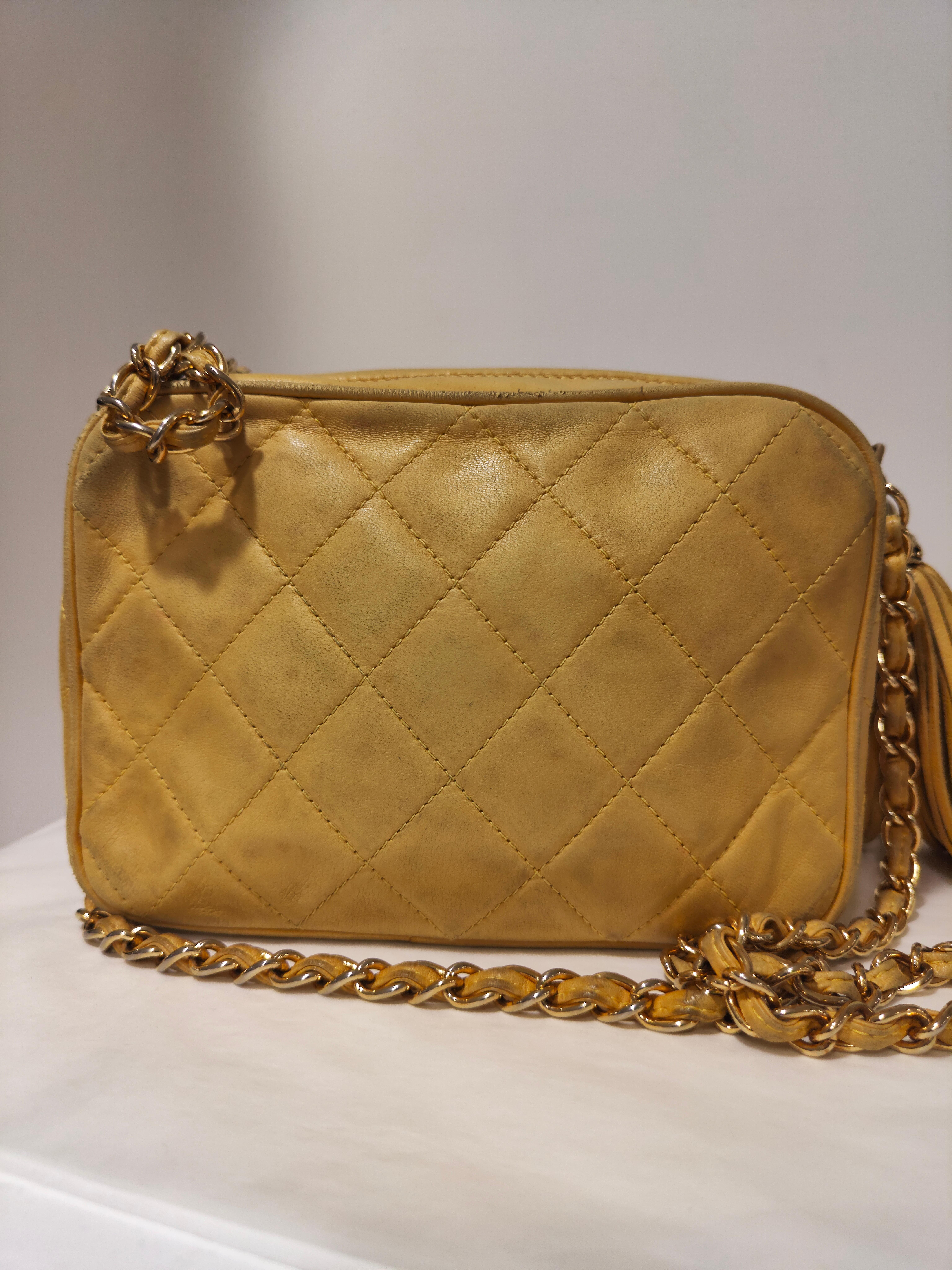 Chanel Yellow leather camera shoulder bag
gold tone hardware
19*12cm, 6.5 cm depth