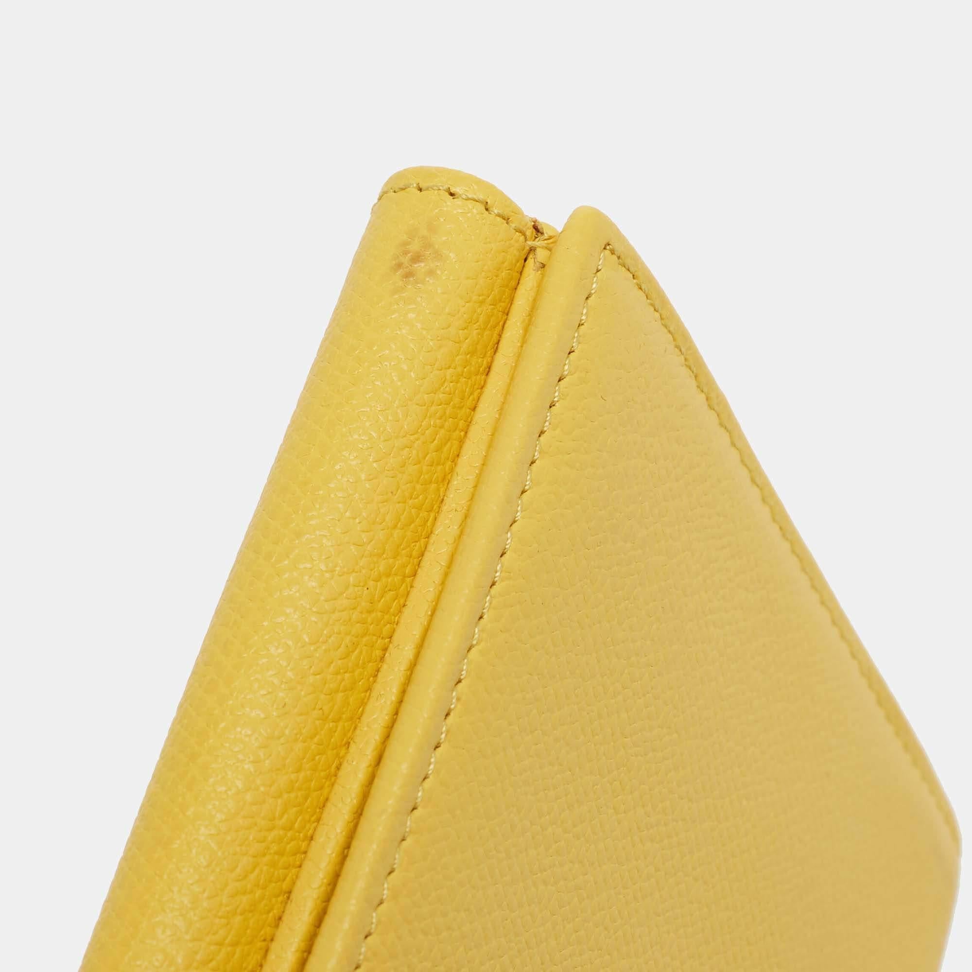 Chanel Gelbes französisches kontinentales Portemonnaie aus Leder CC mit Klappe im Angebot 6