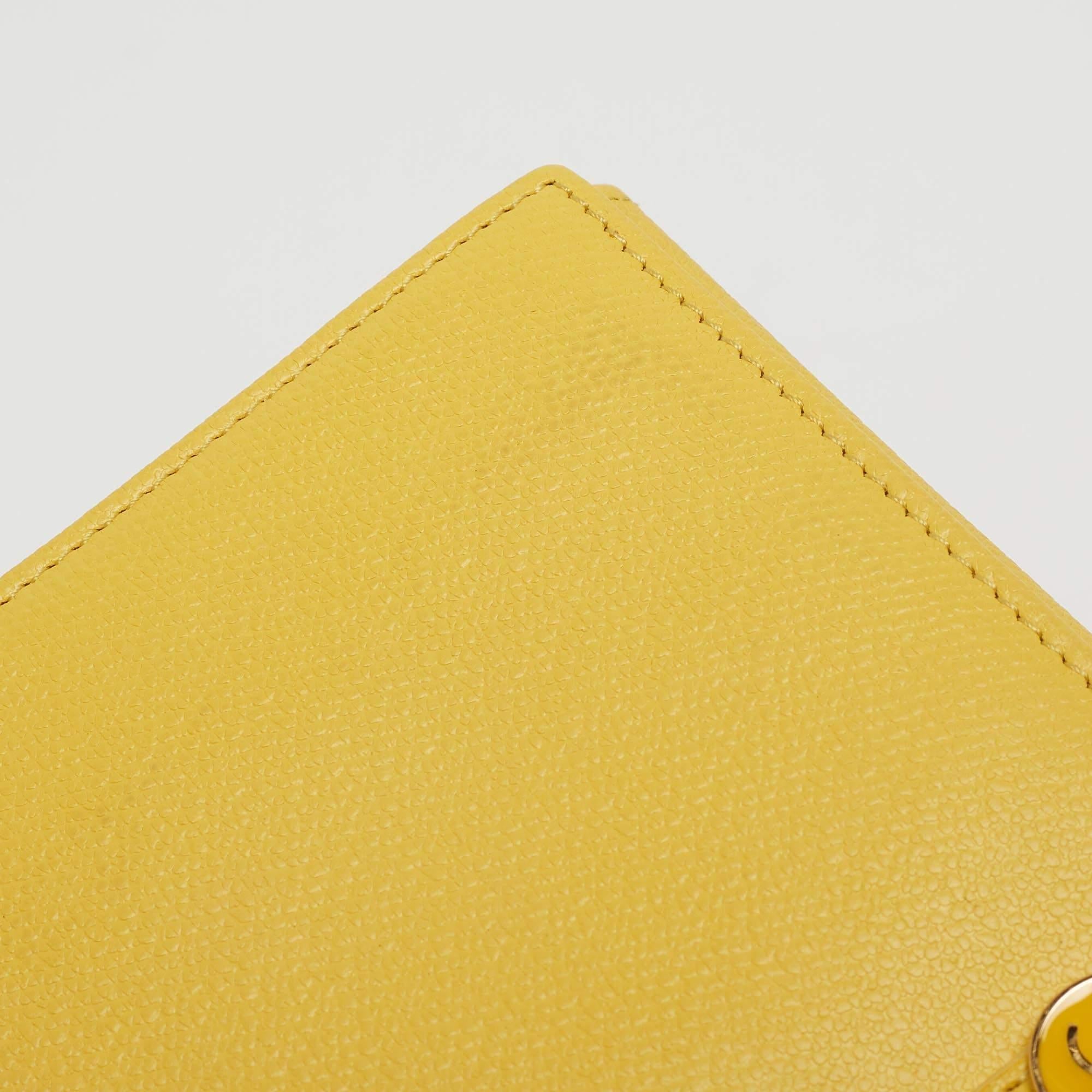 Chanel Gelbes französisches kontinentales Portemonnaie aus Leder CC mit Klappe im Angebot 8