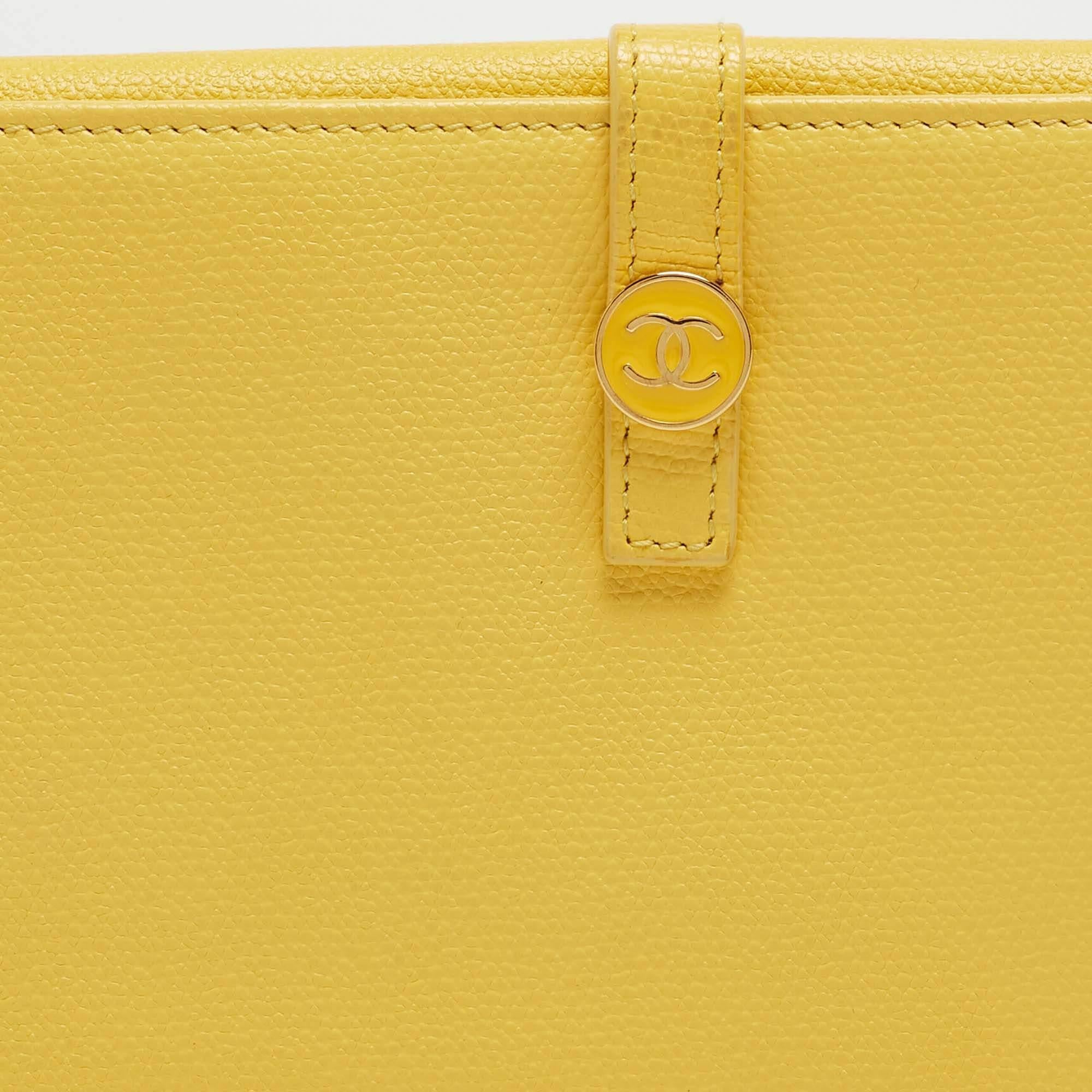 Chanel Gelbes französisches kontinentales Portemonnaie aus Leder CC mit Klappe im Angebot 10