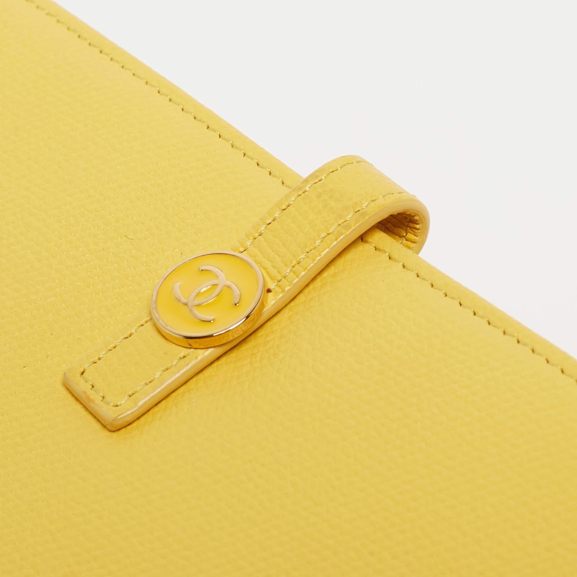 Chanel Gelbes französisches kontinentales Portemonnaie aus Leder CC mit Klappe im Angebot 12