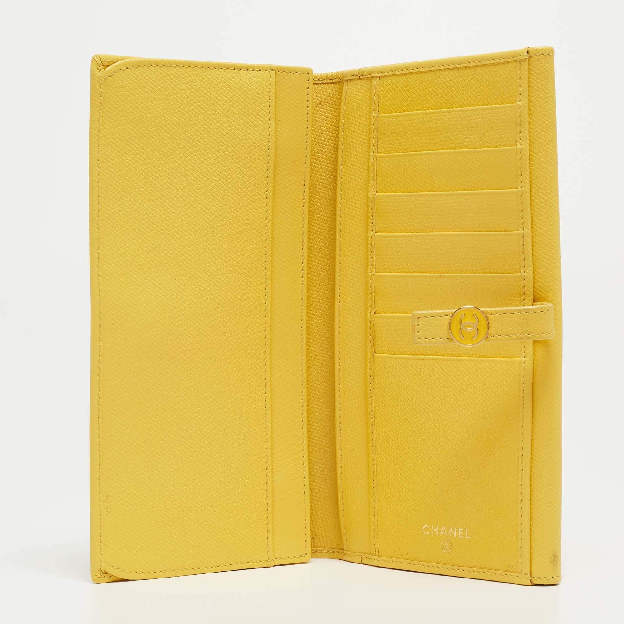 This designer wallet is an immaculate balance of sophistication and rational utility. It has been designed using prime quality materials and elevated by a sleek finish. The creation is equipped with ample space for your monetary essentials.