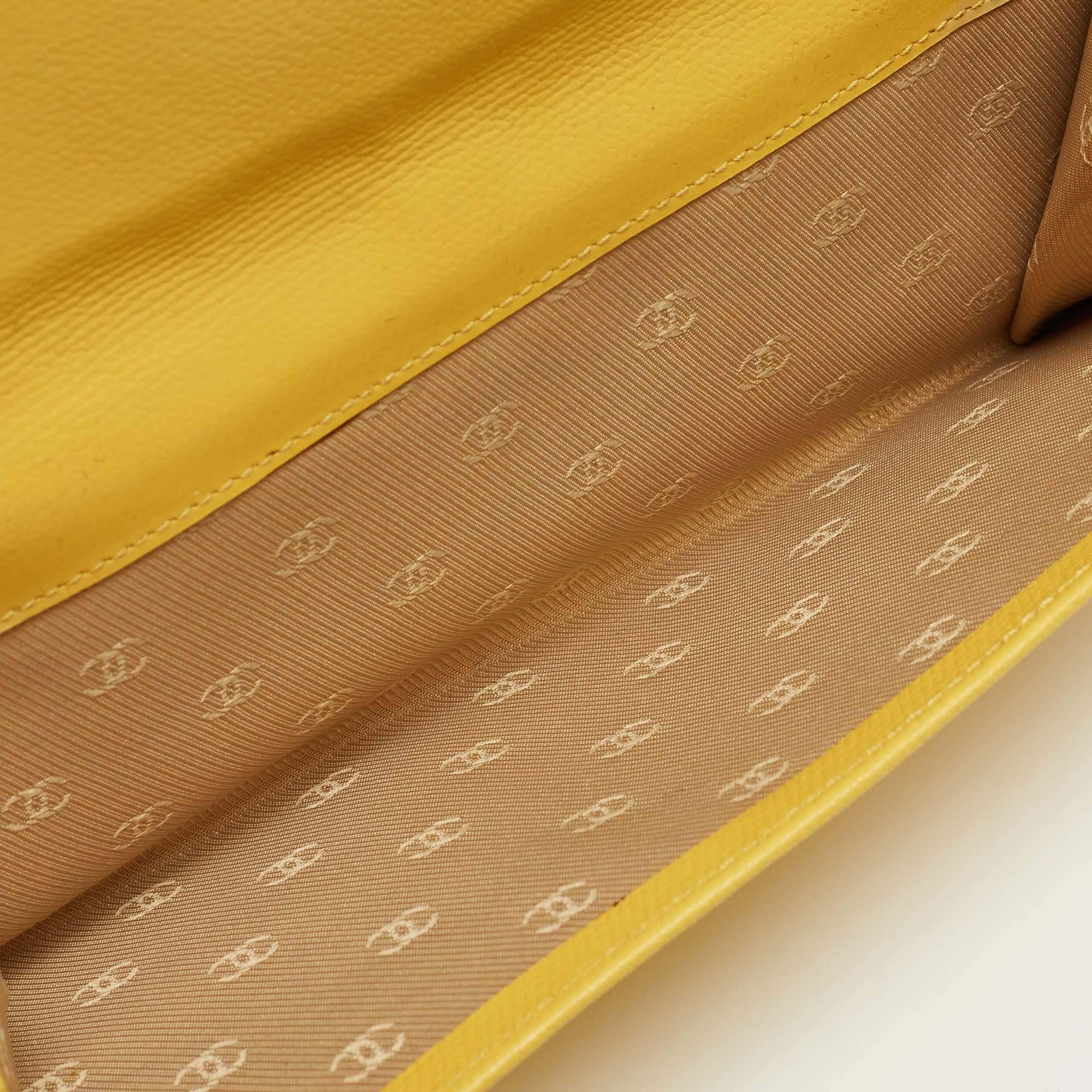 Chanel Yellow Leather CC Flap French Continental Wallet In Good Condition For Sale In Dubai, Al Qouz 2