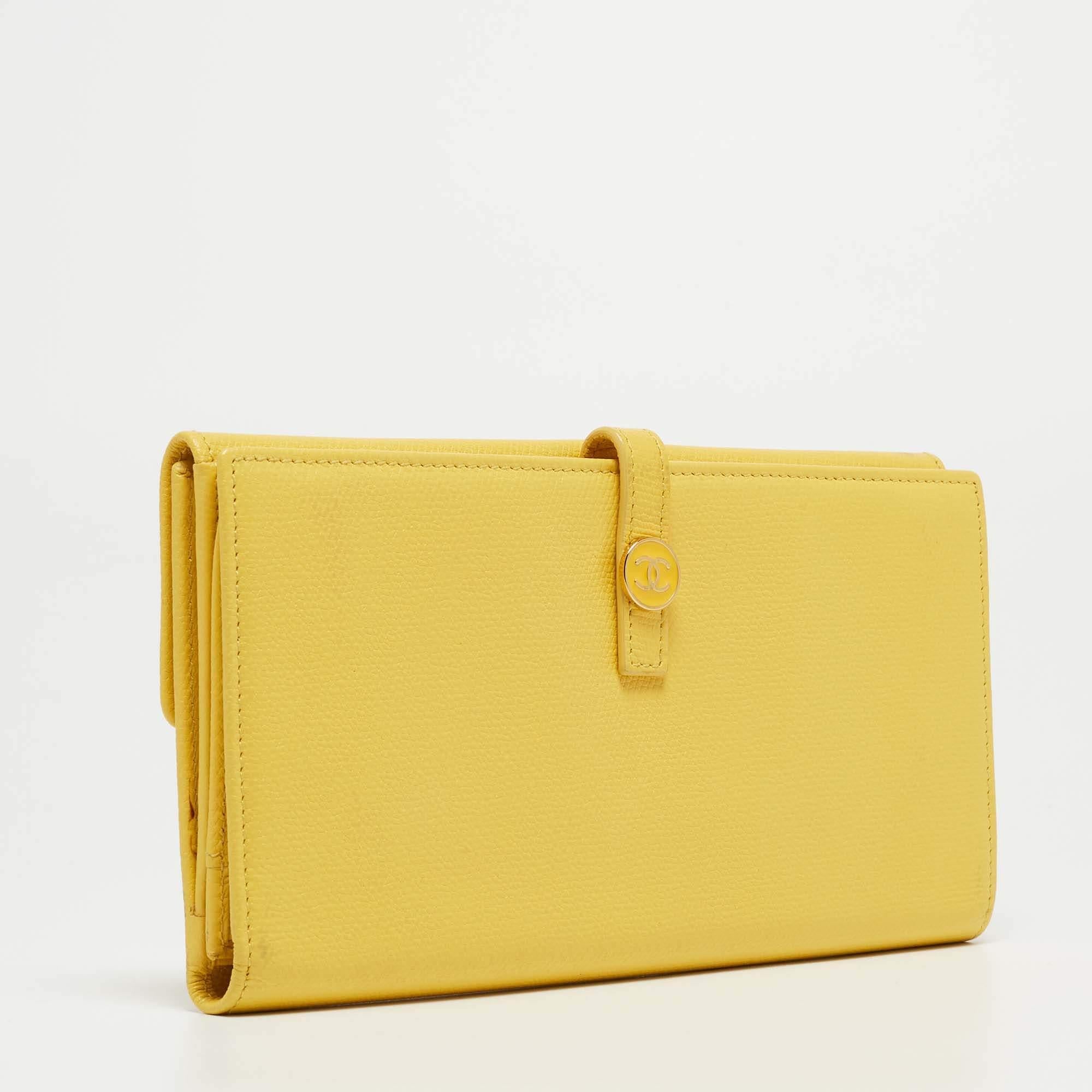 Chanel Yellow Leather CC Flap French Continental Wallet In Good Condition For Sale In Dubai, Al Qouz 2