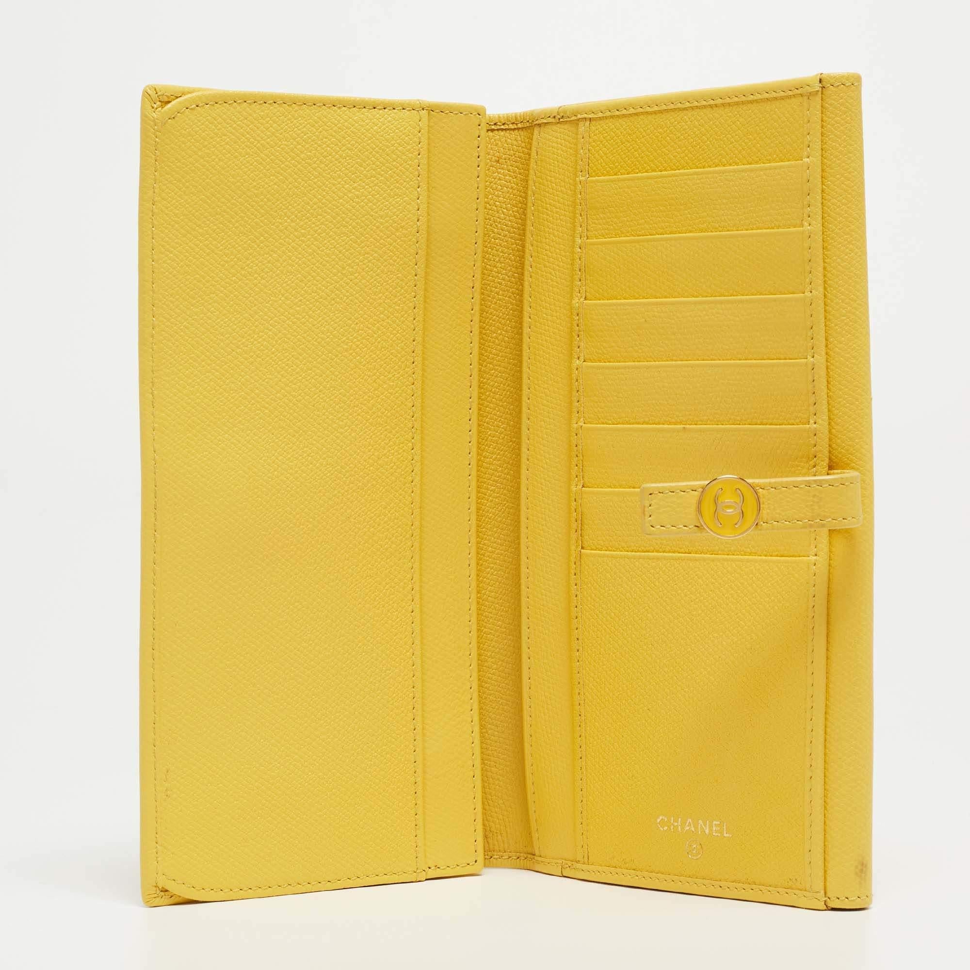 Chanel Gelbes französisches kontinentales Portemonnaie aus Leder CC mit Klappe im Angebot 3