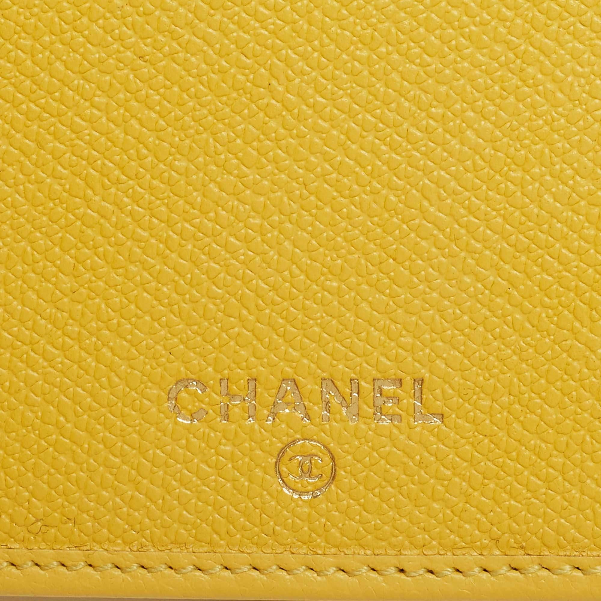 Chanel Gelbes französisches kontinentales Portemonnaie aus Leder CC mit Klappe im Angebot 5
