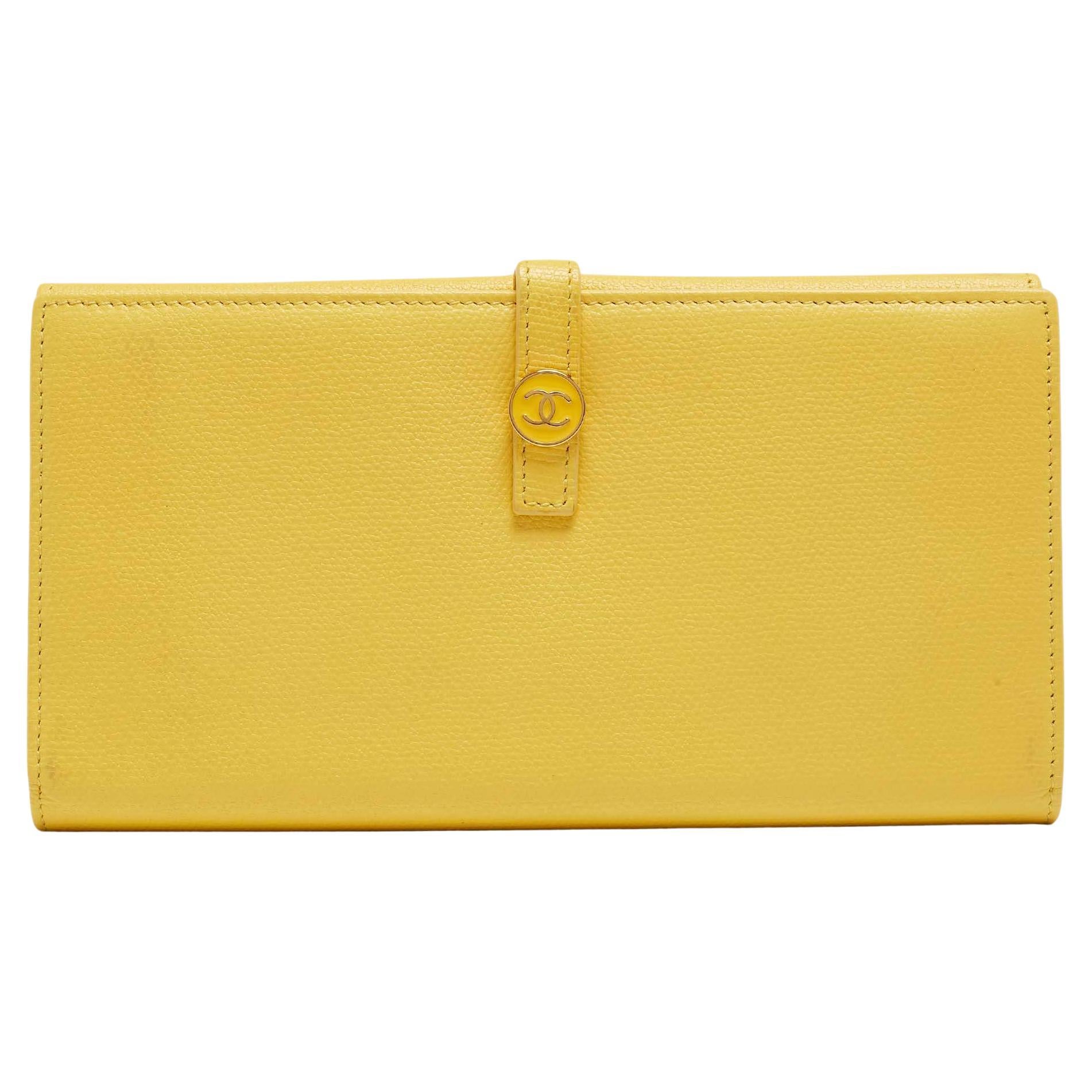 Chanel Gelbes französisches kontinentales Portemonnaie aus Leder CC mit Klappe im Angebot