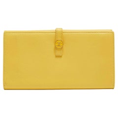 Chanel Portefeuille continental français à rabat CC en cuir jaune