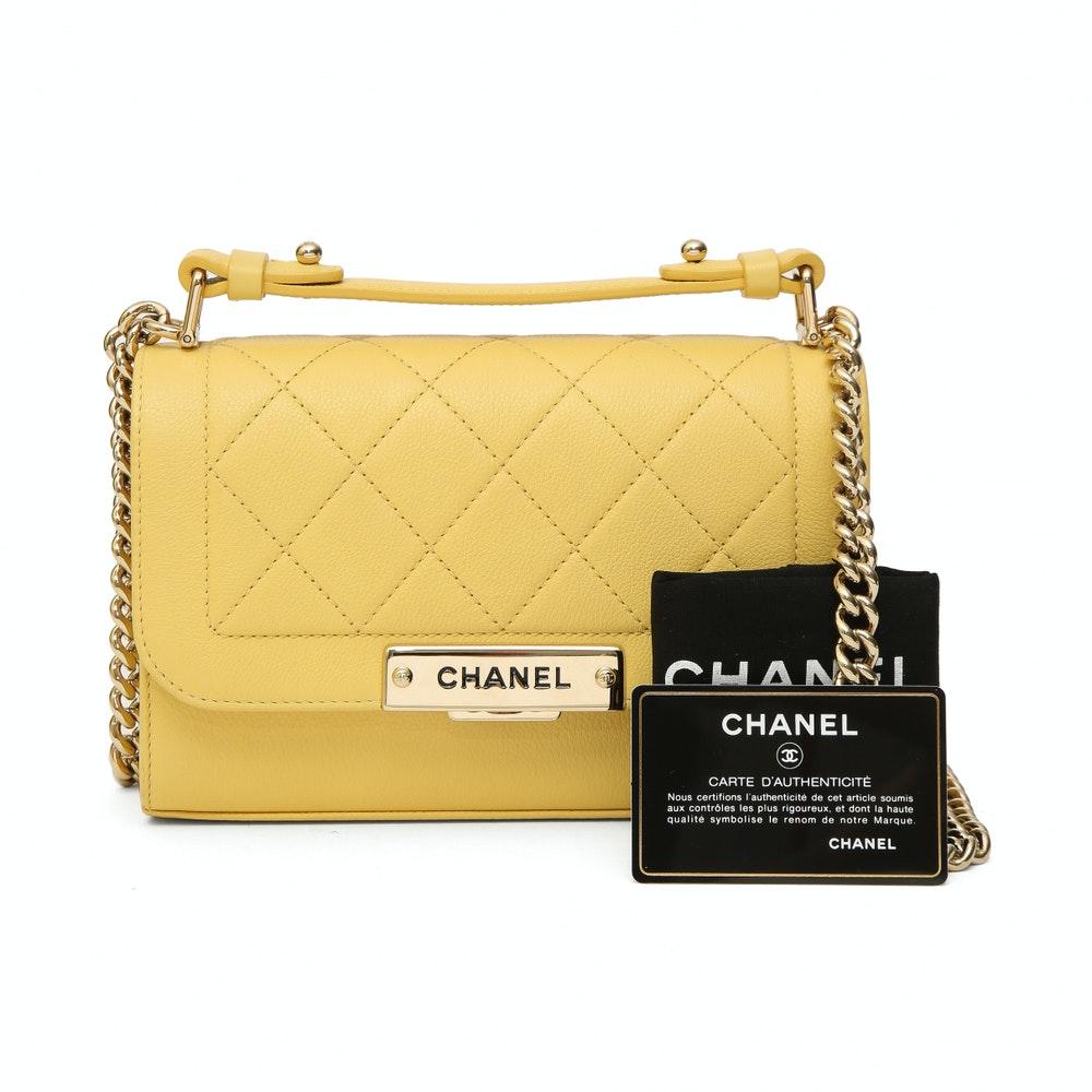 Chanel yellow leather crossbody shoulder bag
Measurements:
widht 21 cm
depth 5.5 cm
Height 14 cm
shows a slighty scratch on the metal 