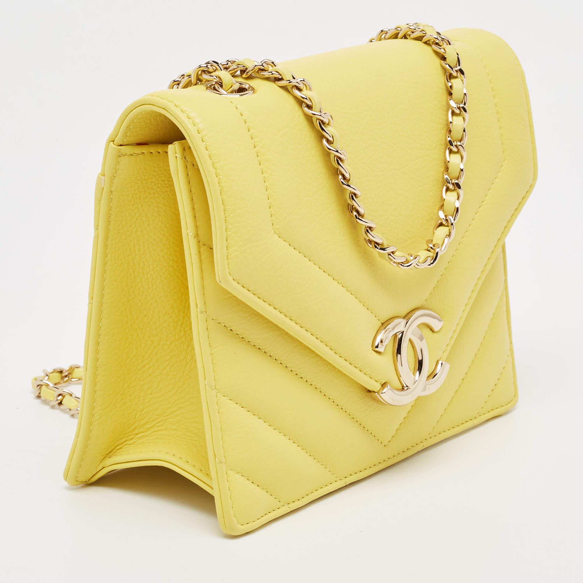 Chanel Yellow Leather Small Vintage Chevron Flap Bag In Excellent Condition In Dubai, Al Qouz 2