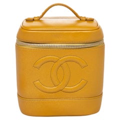 Chanel - Sac de coiffeuse CC intemporel en cuir jaune