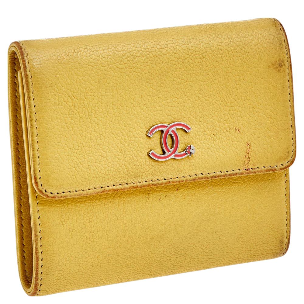 Chanel Gelbes Leder Portemonnaie mit dreifachem Umschlag im Zustand „Gut“ im Angebot in Dubai, Al Qouz 2