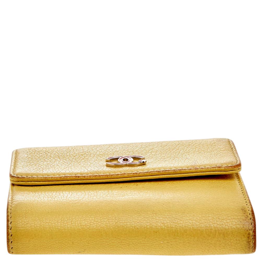 Chanel Gelbes Leder Portemonnaie mit dreifachem Umschlag Damen im Angebot