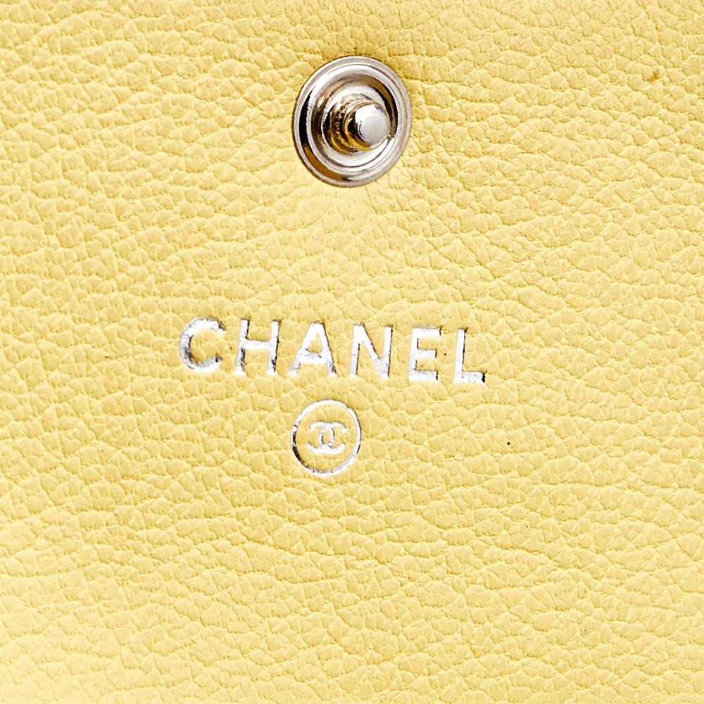 Chanel Yellow Leather Trifold Wallet In Good Condition For Sale In Dubai, Al Qouz 2