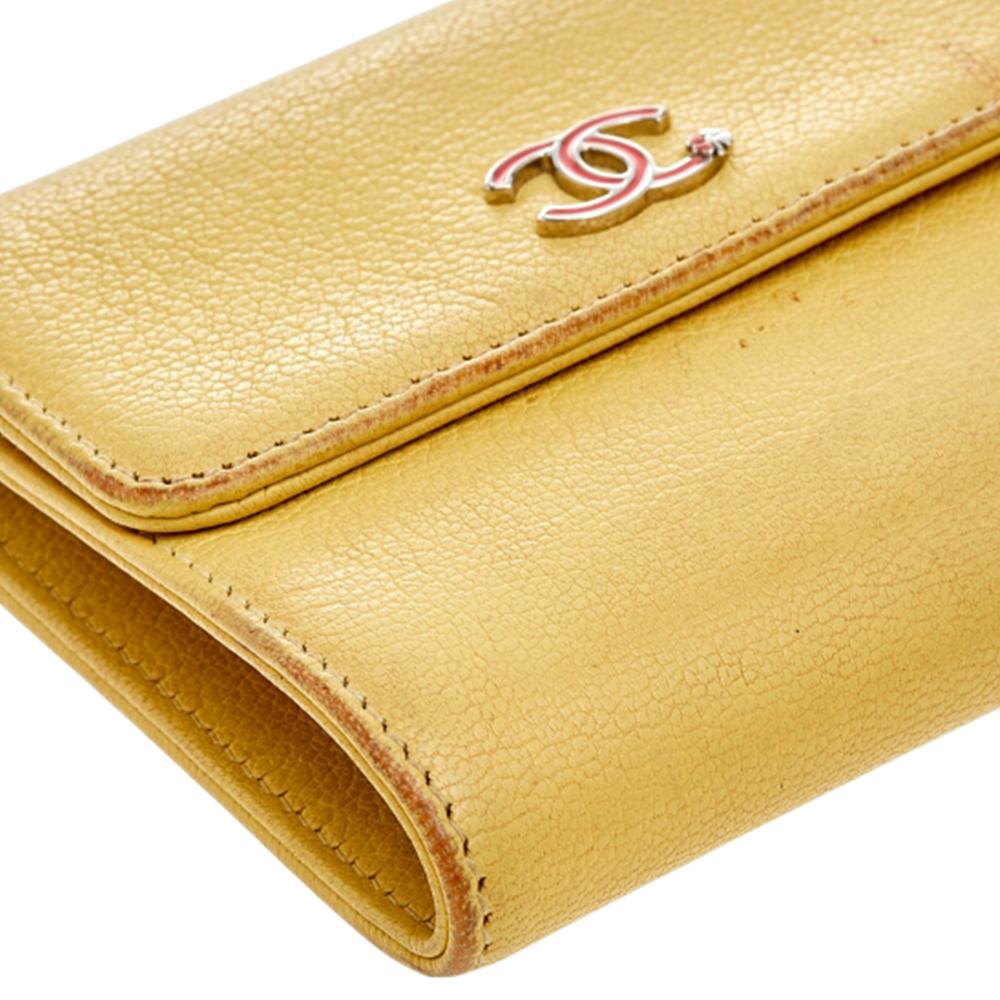 Chanel Gelbes Leder Portemonnaie mit dreifachem Umschlag im Angebot 3