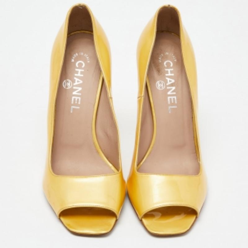 Jaune Escarpins Chanel à bout ouvert CC en cuir verni jaune, taille 38 en vente