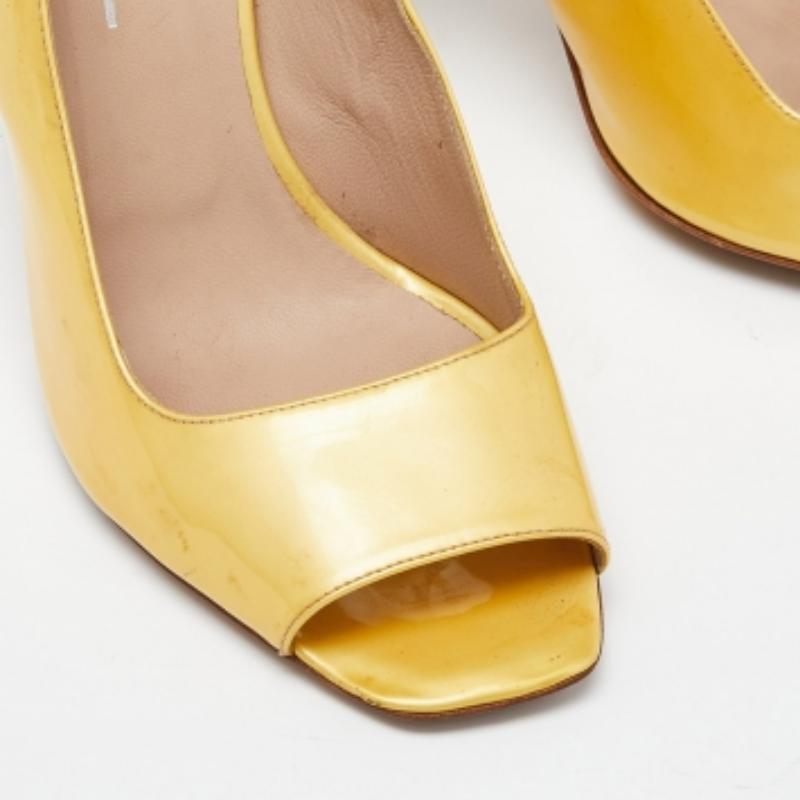Escarpins Chanel à bout ouvert CC en cuir verni jaune, taille 38 Bon état - En vente à Dubai, Al Qouz 2