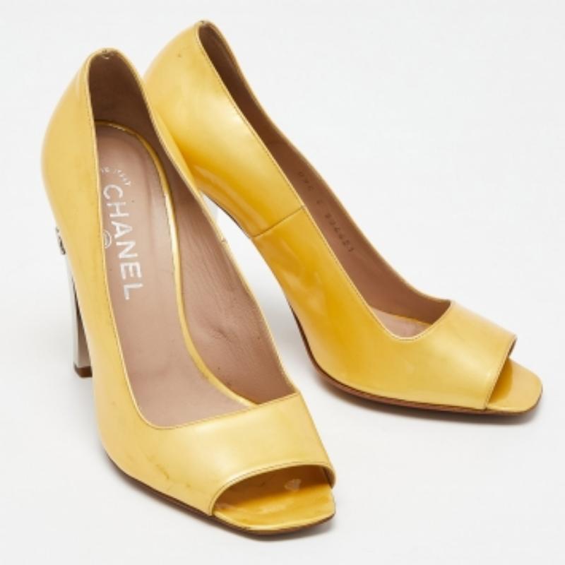 Escarpins Chanel à bout ouvert CC en cuir verni jaune, taille 38 Pour femmes en vente