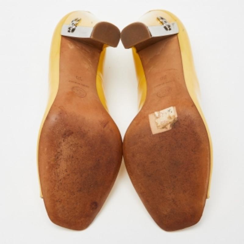 Escarpins Chanel à bout ouvert CC en cuir verni jaune, taille 38 en vente 2