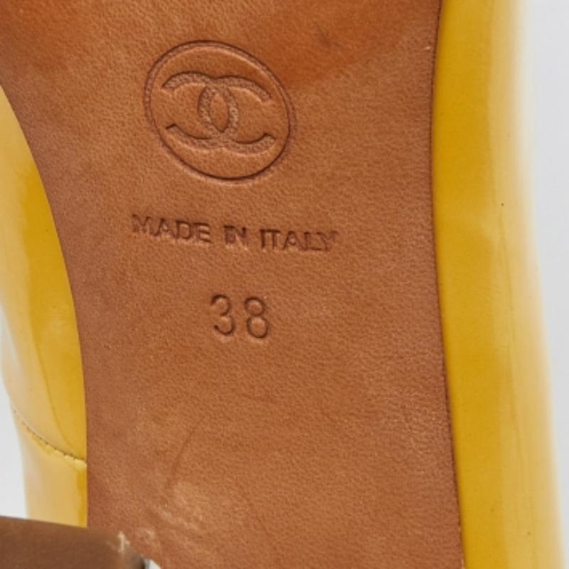Escarpins Chanel à bout ouvert CC en cuir verni jaune, taille 38 en vente 3