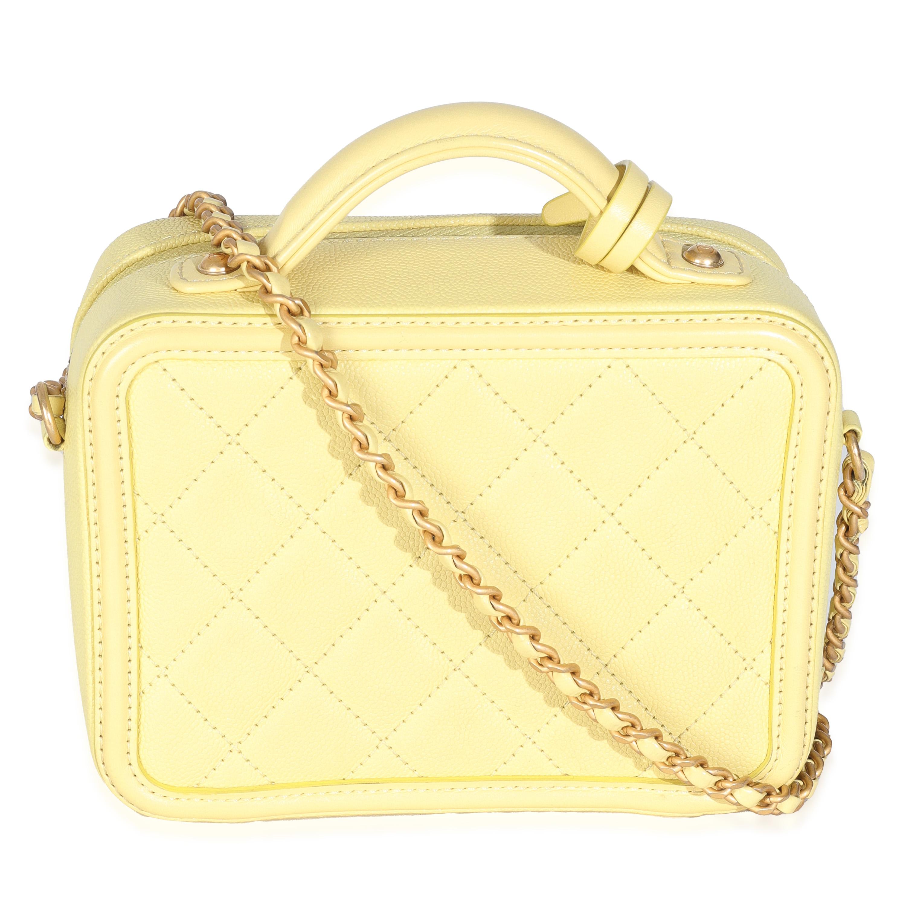 Titre de la liste : Chanel Yellow Quilted Caviar Small CC Filigree Vanity Case
SKU : 147358
Condit : Usagé 
Condition du sac à main : Excellent
Commentaires sur l'état : L'article est en excellent état et présente de légers signes d'usure. Légères