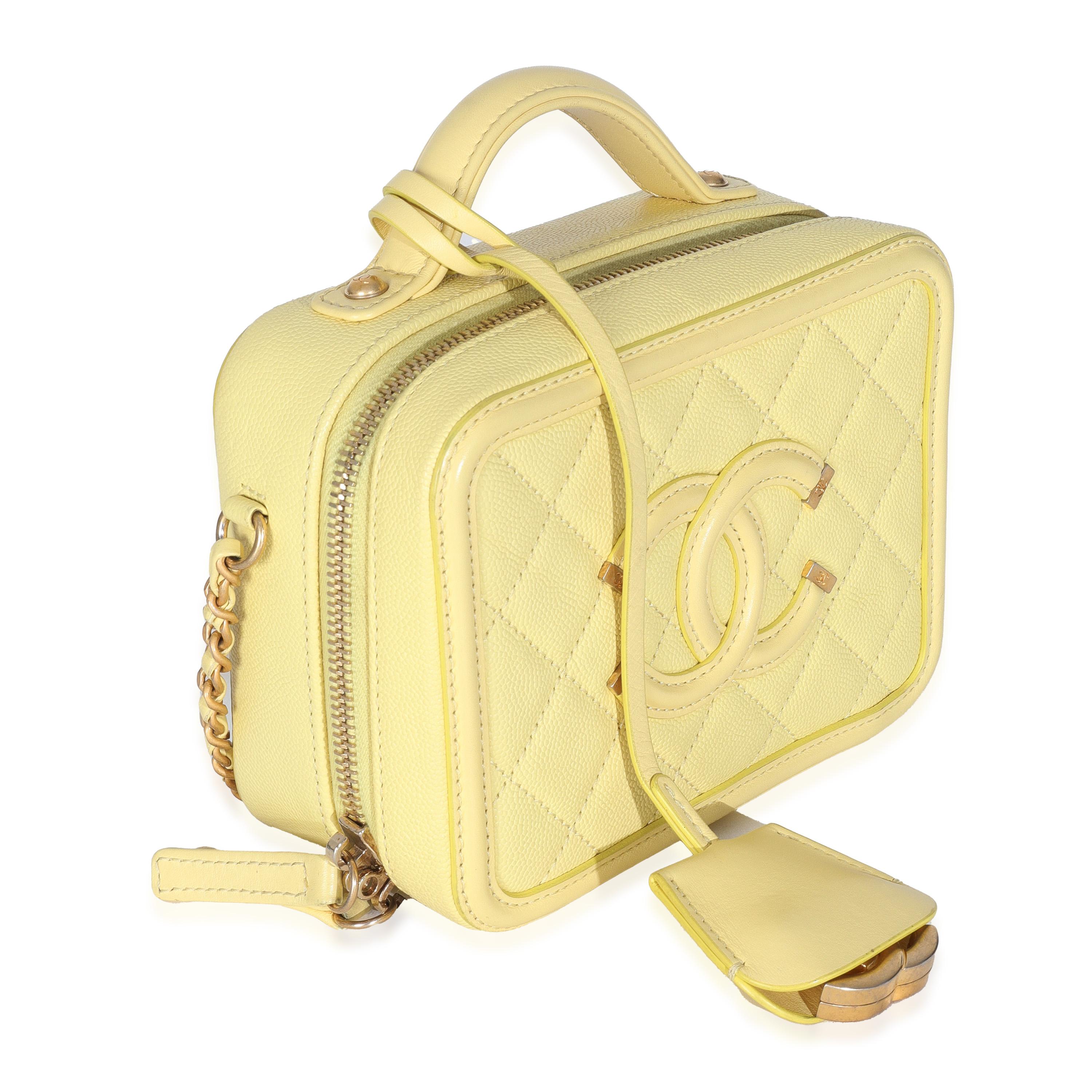 Chanel Jaune Caviar matelassé Petit CC Filigrane Vanity Case Excellent état - En vente à New York, NY