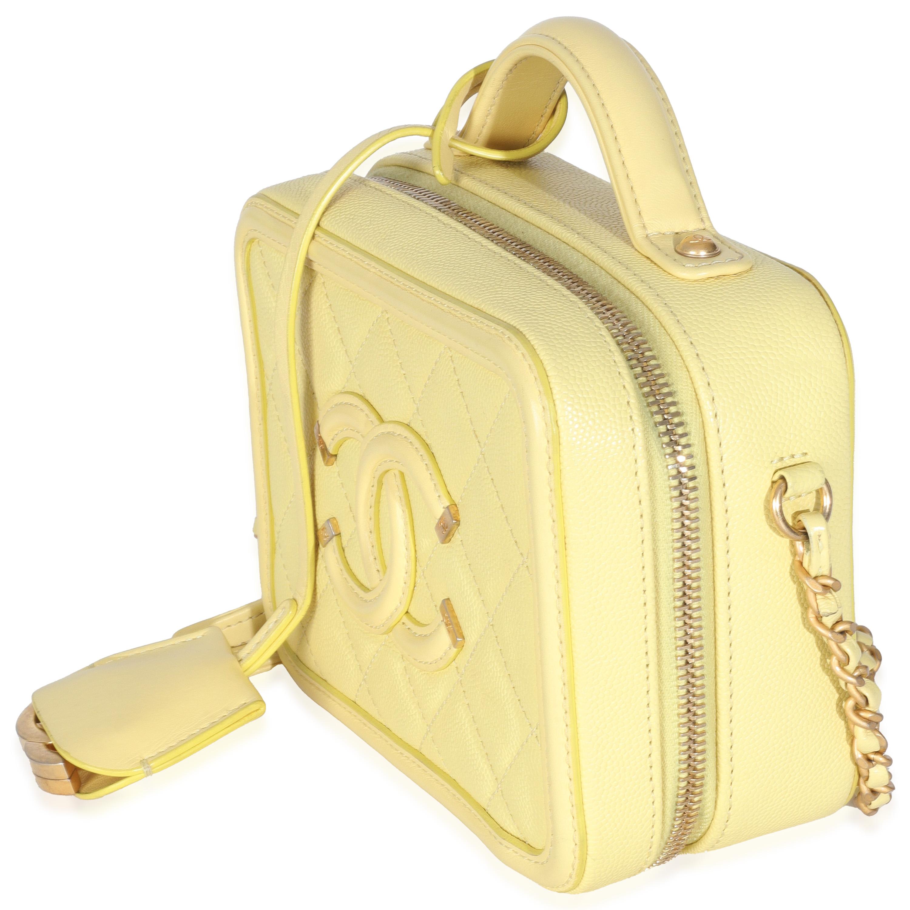 Chanel Jaune Caviar matelassé Petit CC Filigrane Vanity Case Pour femmes en vente