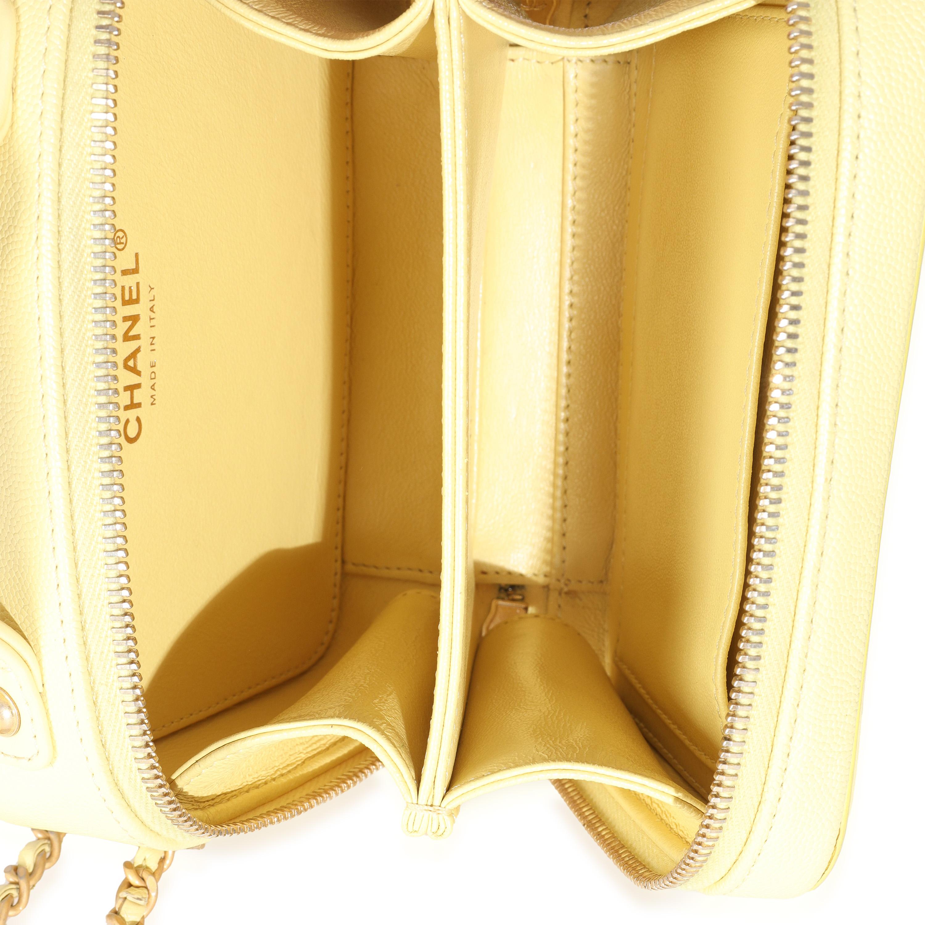 Chanel Jaune Caviar matelassé Petit CC Filigrane Vanity Case en vente 2