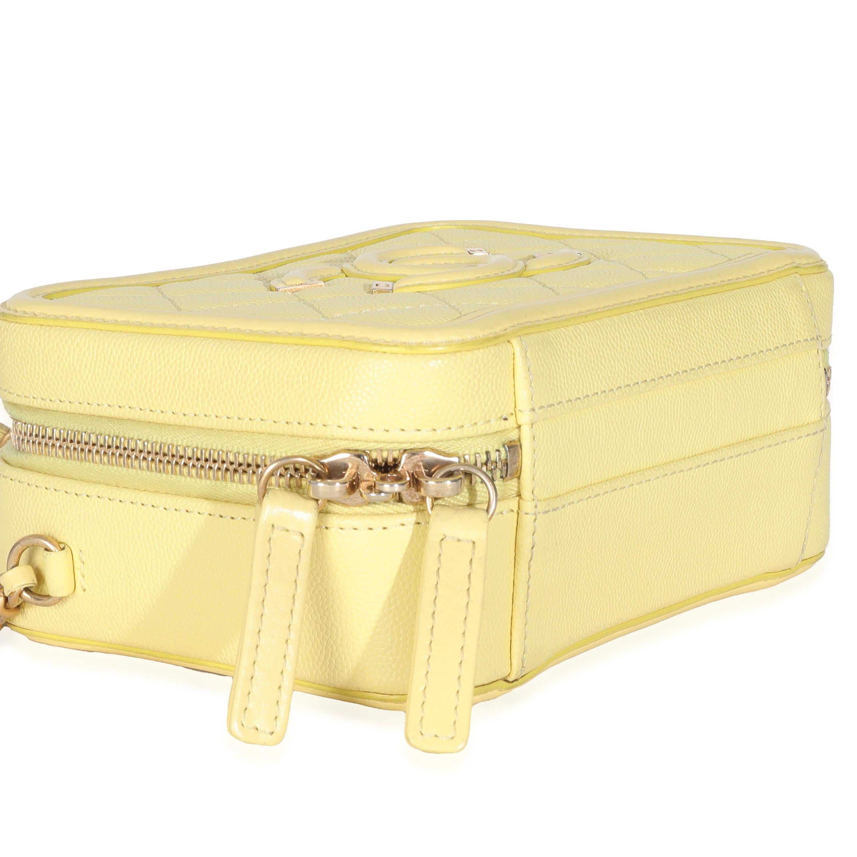 Chanel Jaune Caviar matelassé Petit CC Filigrane Vanity Case en vente 3