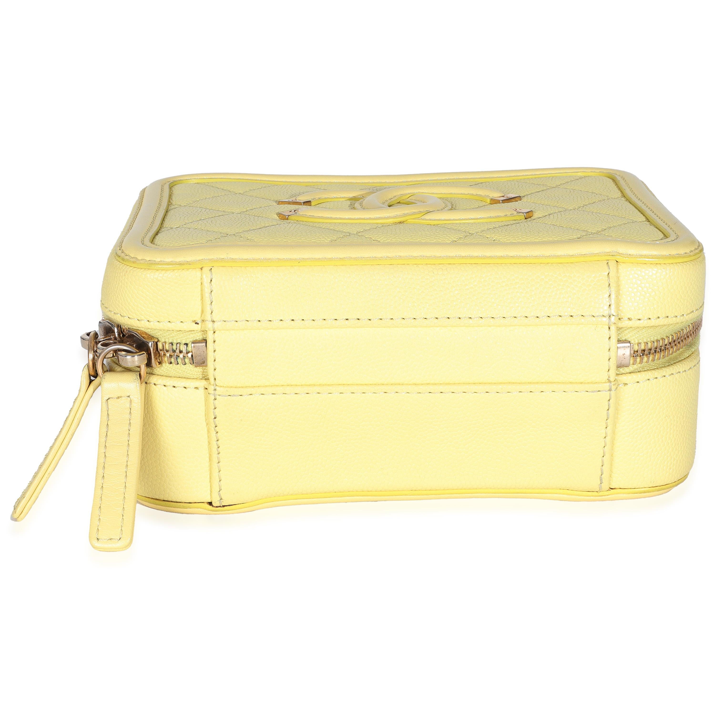 Chanel Jaune Caviar matelassé Petit CC Filigrane Vanity Case en vente 4