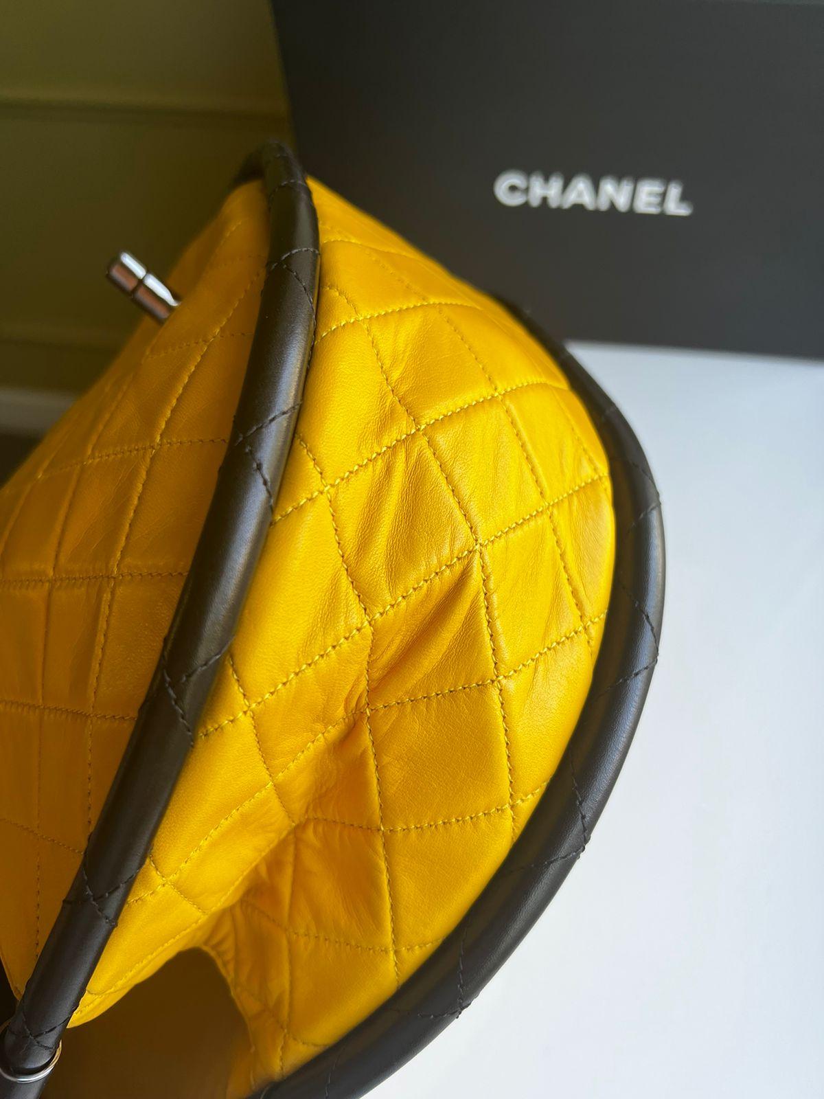 Chanel Gelbe gesteppte Hula Hoop Tasche aus Lammfell Medium im Angebot 6