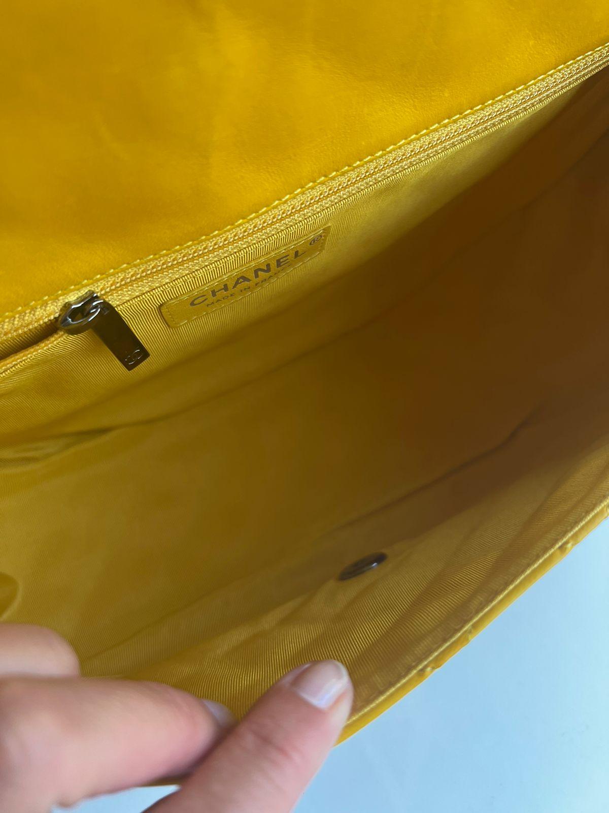 Chanel Gelbe gesteppte Hula Hoop Tasche aus Lammfell Medium im Angebot 7