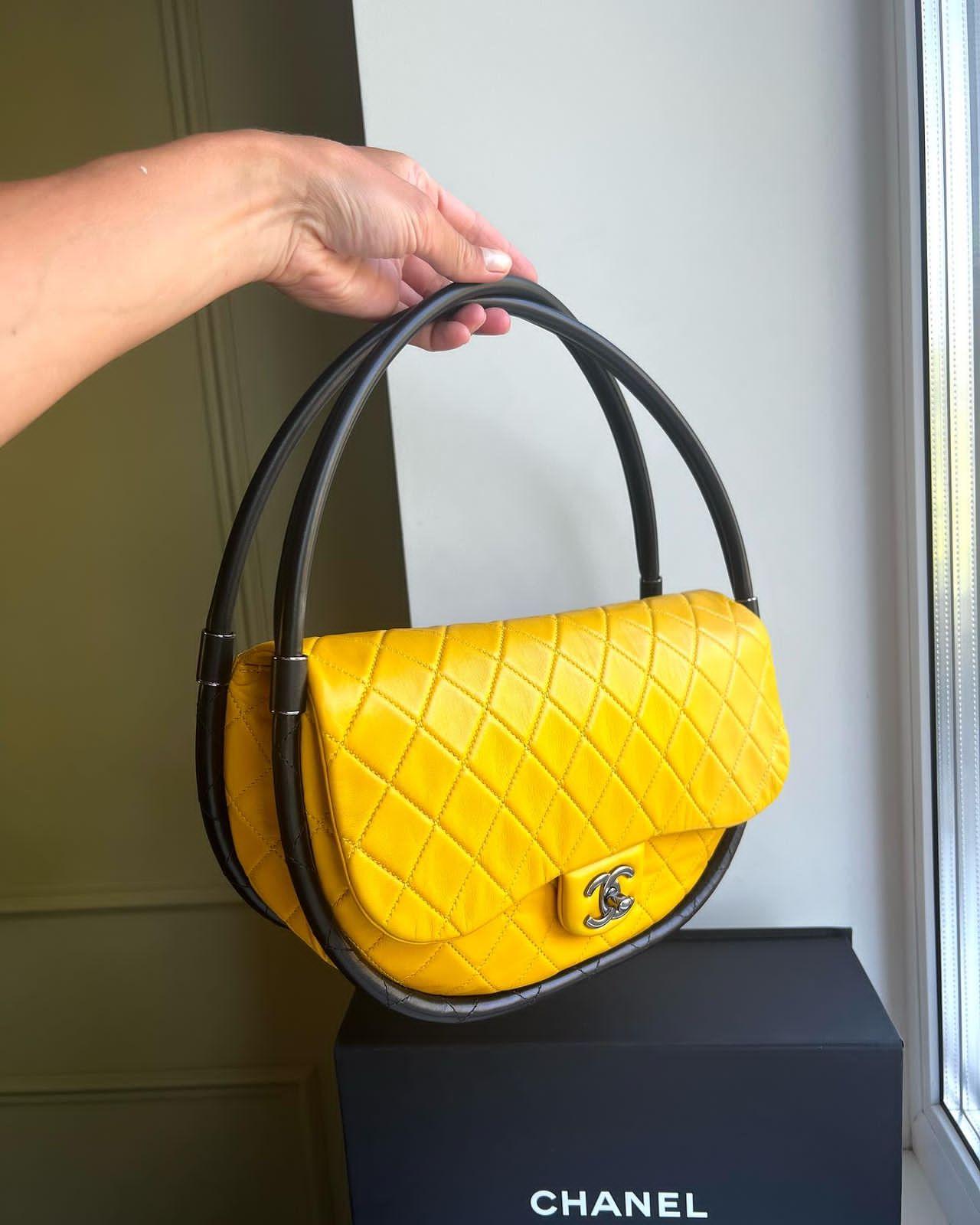 Inspiriert von der architektonischen Moderne hat Karl Lagerfeld die klassische Silhouette der Half Flap Bag geometrisch verfremdet und so die ikonische Hula Hoop Bag geschaffen. Auf dem Laufsteg von Chanel im Frühjahr 2013 sorgte die übergroße