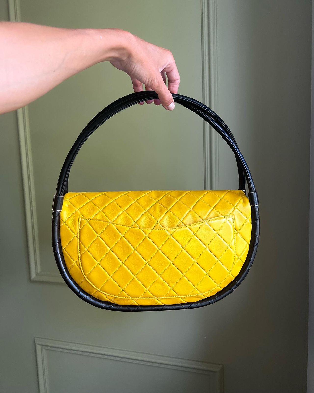 Chanel Gelbe gesteppte Hula Hoop Tasche aus Lammfell Medium im Zustand „Hervorragend“ im Angebot in New York, NY