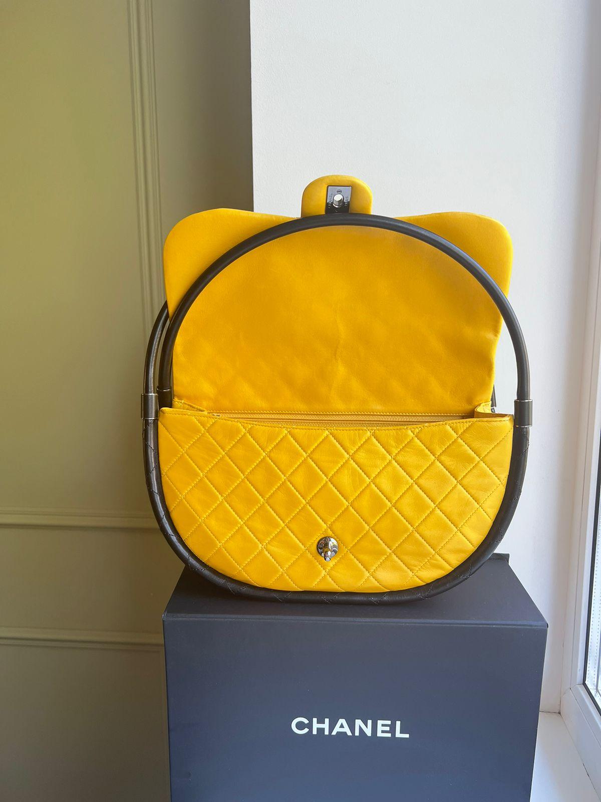 Chanel Gelbe gesteppte Hula Hoop Tasche aus Lammfell Medium im Angebot 2