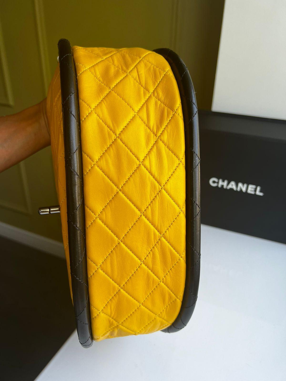 Chanel Gelbe gesteppte Hula Hoop Tasche aus Lammfell Medium im Angebot 3