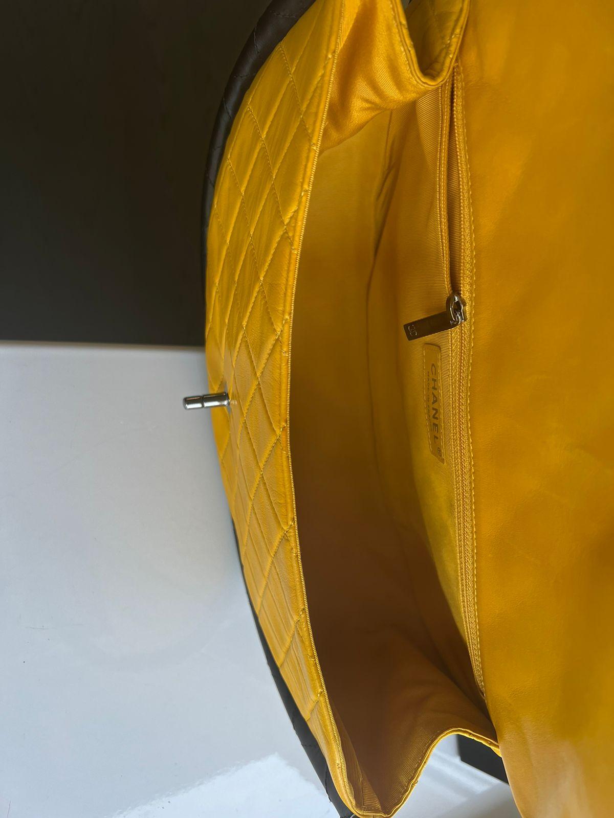 Chanel Gelbe gesteppte Hula Hoop Tasche aus Lammfell Medium im Angebot 4