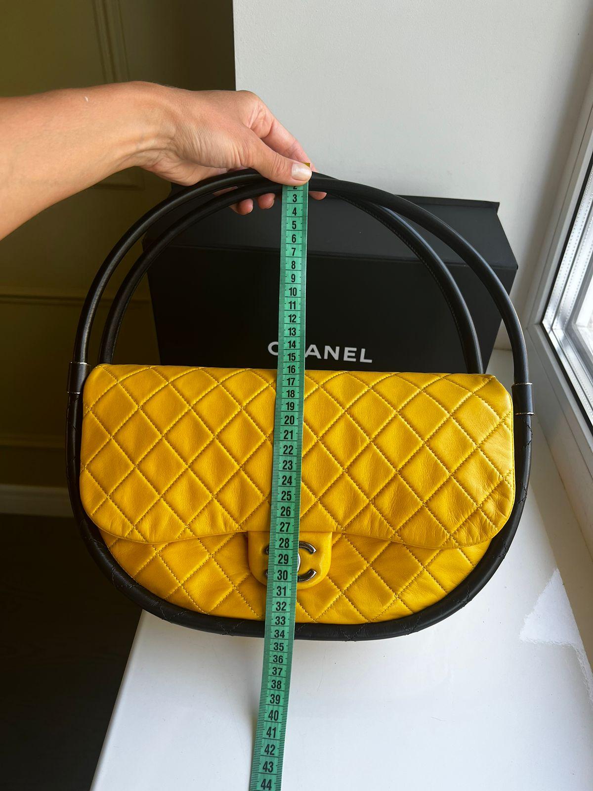 Chanel Gelbe gesteppte Hula Hoop Tasche aus Lammfell Medium im Angebot 5