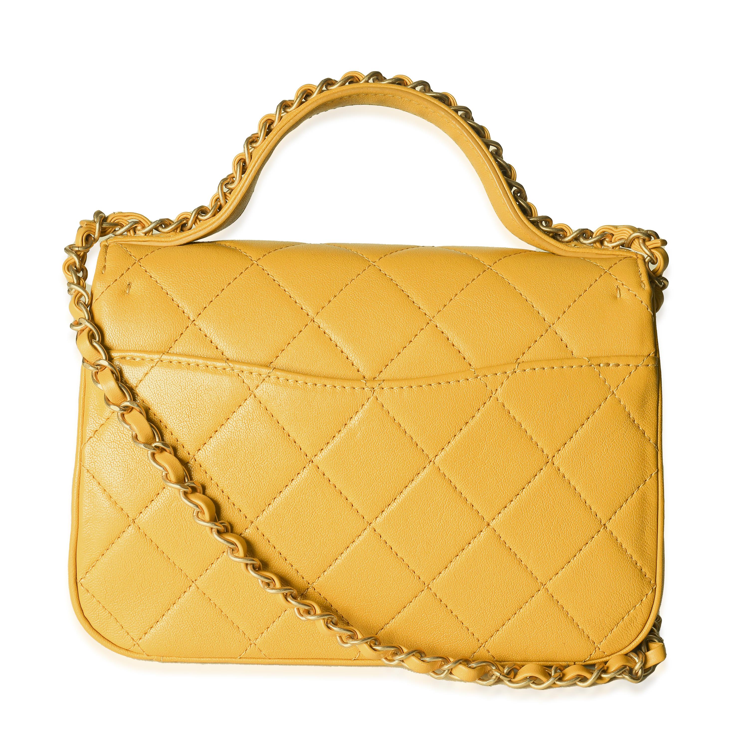 Titre du listing : Chanel Yellow Quilted Lambskin Small Chain Infinity Top Handle Flap
SKU : 148321
Condit : Usagé 
Description de l'état : Un classique intemporel qui ne se démode jamais, le sac à rabat de Chanel date de 1955 et a connu un certain