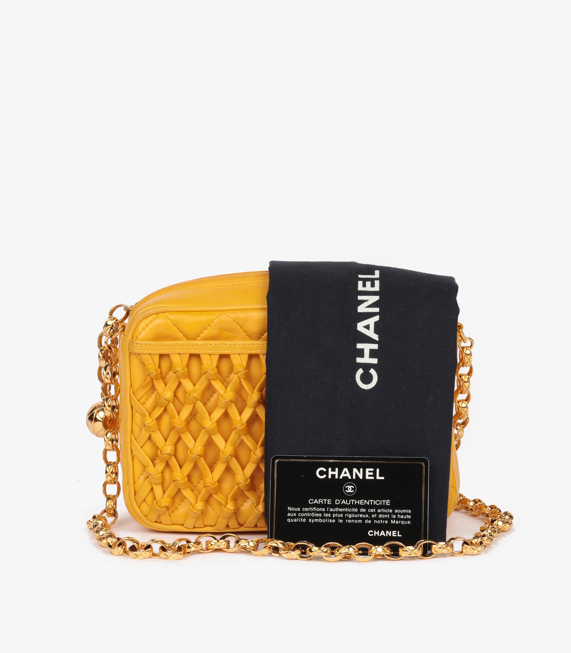 Chanel Gelbe gesteppte Vintage-Mini-Kameratasche aus Lammfell im Angebot 8