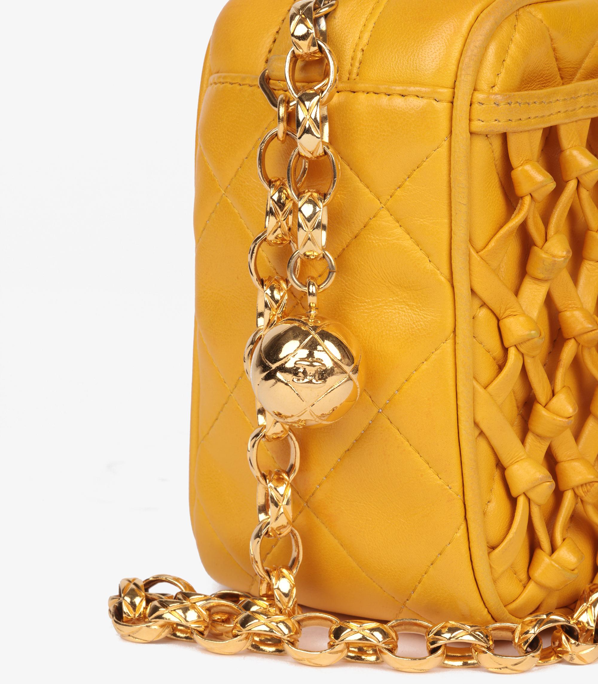 Chanel Gelbe gesteppte Vintage-Mini-Kameratasche aus Lammfell Damen im Angebot