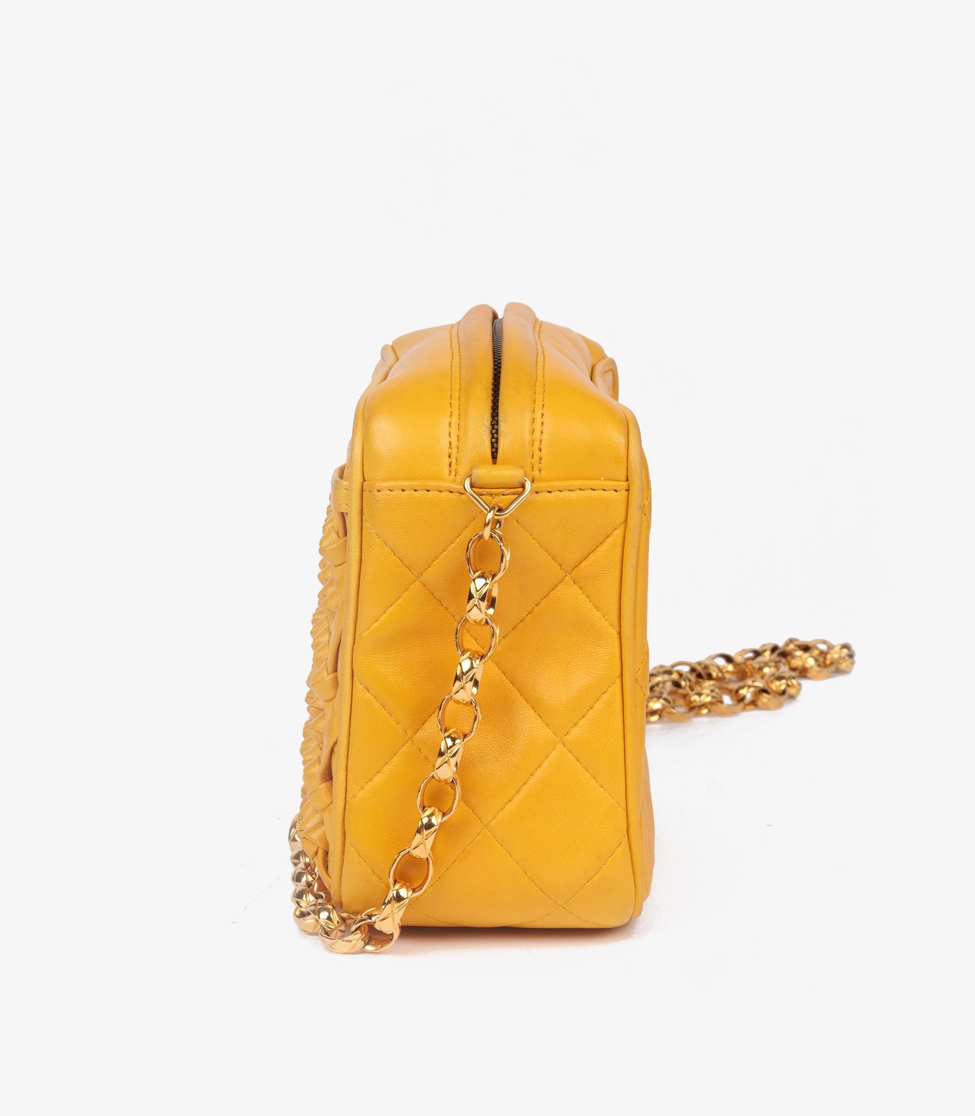Chanel Gelbe gesteppte Vintage-Mini-Kameratasche aus Lammfell im Angebot 3