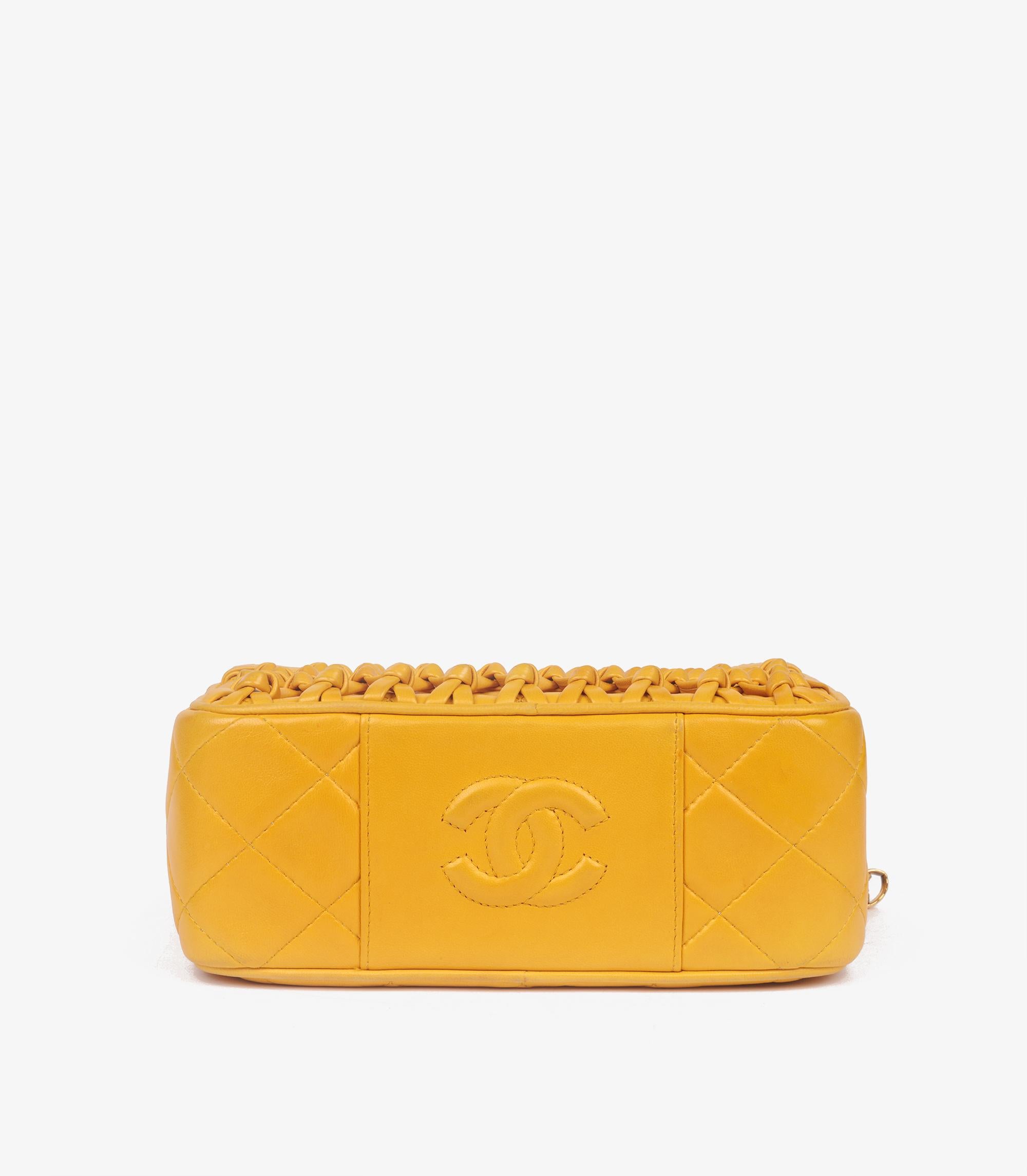 Chanel Gelbe gesteppte Vintage-Mini-Kameratasche aus Lammfell im Angebot 4