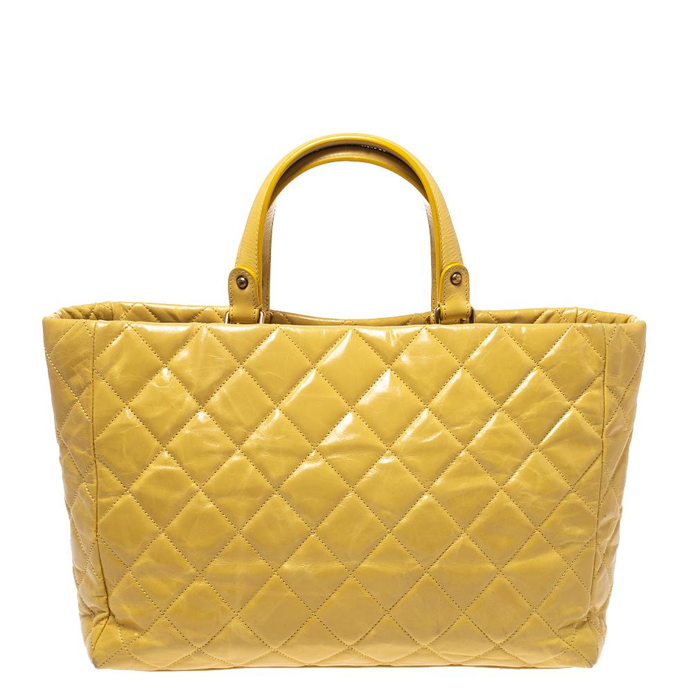 Chanel bags are coveted around the world for their timeless aesthetic and exquisite craftsmanship. This tote bag is no different. Crafted in Italy, it is made from quality leather and comes in a striking shade of yellow. It is styled with the